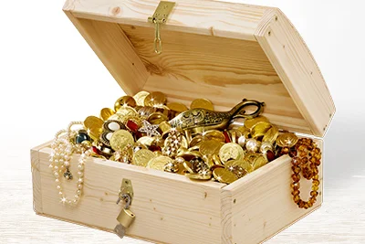 Offene Schatztruhe gefüllt mit Gold und Schmuck